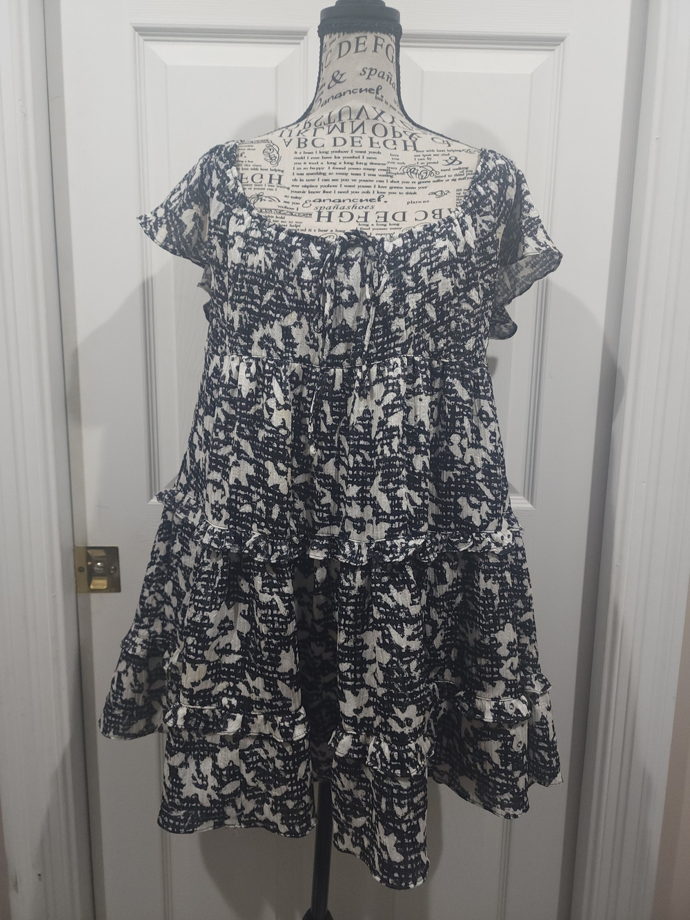 Feminine, flowy silhouette and effortless boho feel Dress Urban Outfitters